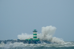 Golven slaan over de pier bij storm / Johan Stuart